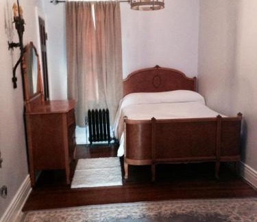 Buffalo House | Moreland Guesthouse