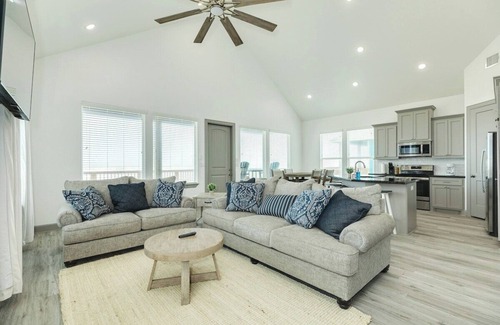 Freeport House | Morning Glory - Beachfront - Pet & Family Friendly
