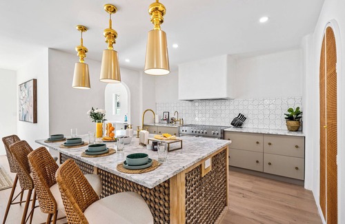 Old Northwood House | Moroccan Opulence | 5 Minutes to Downtown & Beach