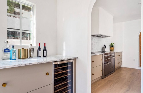 Old Northwood House | Moroccan Opulence | 5 Minutes to Downtown & Beach