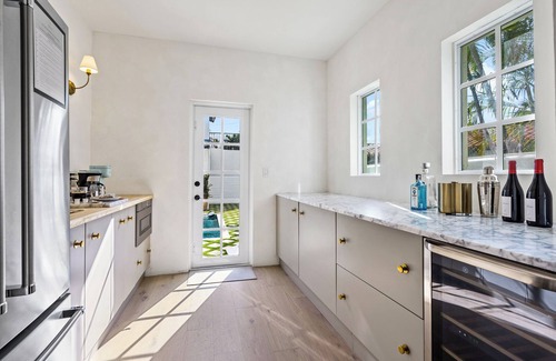 Old Northwood House | Moroccan Opulence | 5 Minutes to Downtown & Beach