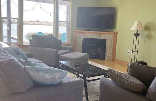 Cascade Valley House | Moses Lake waterfront home w/hot tub, dock, jet ski lifts and more!