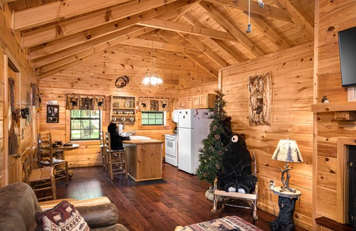 Sevierville Cabin | Mosey Bear, Hot Tub, WIFI, $685 FREE tickets each paid day!