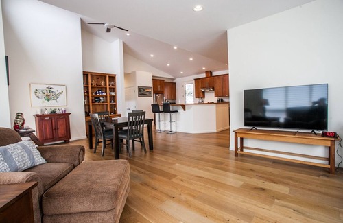 Mosier House | Mosier River View - 2 Bedrooms, 1.5 Bathrooms - Sweeping Panoramas