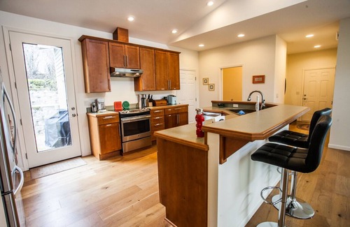 Mosier House | Mosier River View - 2 Bedrooms, 1.5 Bathrooms - Sweeping Panoramas
