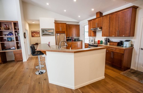 Mosier House | Mosier River View - 2 Bedrooms, 1.5 Bathrooms - Sweeping Panoramas