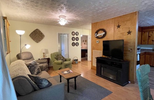 Brasstown Cottage | Moss Hollow Cottage - close to Folk School
