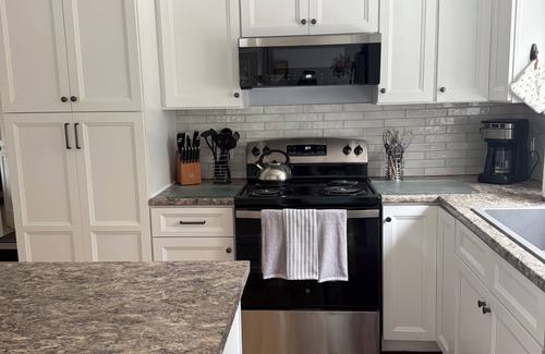 Town Hill House | "Moss Mountain Cottage" Clean, Private, Central MDI - 2025 updated kitchen