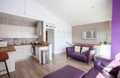 Glasgow Apartment | Mosspark Boulevard Exec Apartment ii - Free Parking