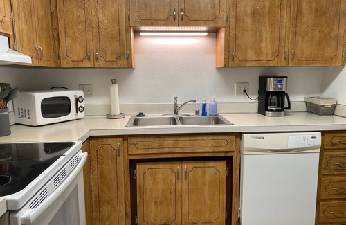North Star Apartment | Most Comfortable Beds! 2 BR Apt in Midtown