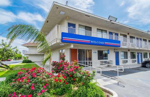 Oildale Hotel | Motel 6-Bakersfield, CA - Airport