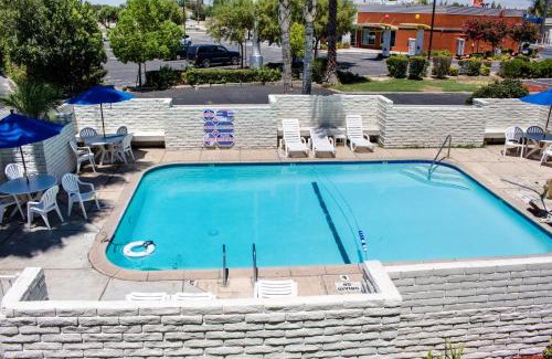 Pumpkin Center Hotel | Motel 6-Bakersfield, CA - South