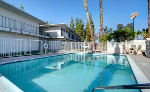 Pumpkin Center Hotel | Motel 6-Bakersfield, CA - South