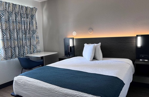 Pumpkin Center Hotel | Motel 6 Bakersfield, CA - South