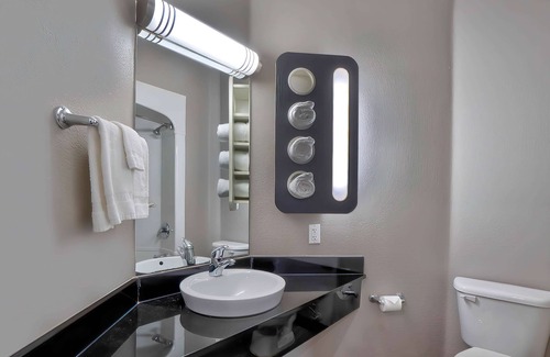 Benbrook Hotel | Motel 6 Benbrook, TX - Fort Worth
