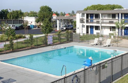 Claremont Hotel | Motel 6-Claremont, CA