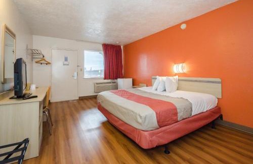 Commerce Hotel | Motel 6-Commerce, GA