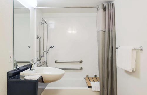Cutler Bay Hotel | Motel 6-Cutler Bay, FL
