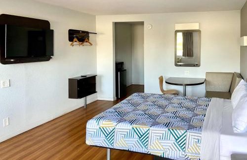 Delano Hotel | Motel 6-Delano, CA