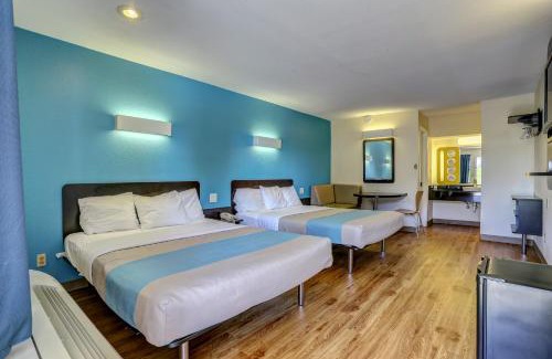 Dickson Hotel | Motel 6-Dickson, TN