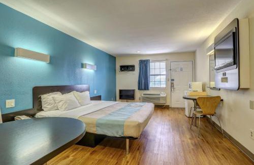 Dickson Hotel | Motel 6-Dickson, TN