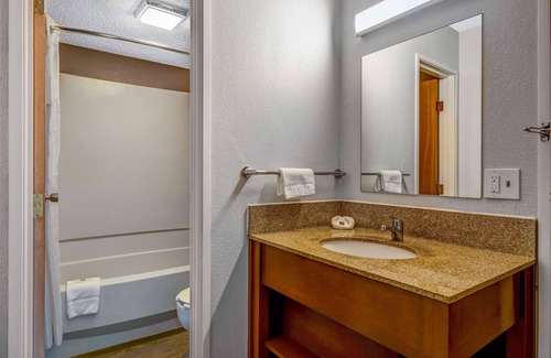 Elk Grove Village Hotel | Motel 6 Elk Grove Village, IL - O'Hare