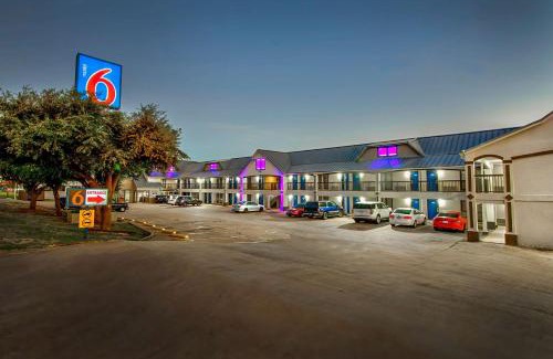 Fort Worth Hotel | Motel 6-Fort Worth, TX - White Settlement