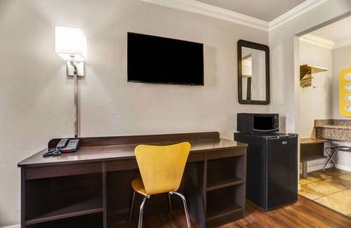 Fresno Hotel | Motel 6 Fresno, CA - Belmont Ave