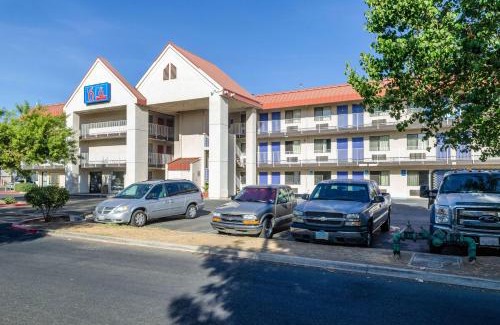 Raisin Hotel | Motel 6-Fresno, CA - Yosemite Hwy