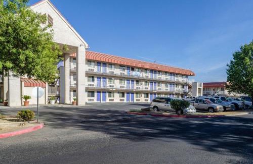 Raisin Hotel | Motel 6-Fresno, CA - Yosemite Hwy