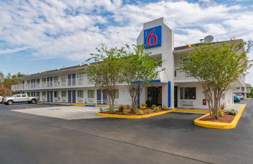 Fort Pierce Hotel | Motel 6-Ft. Pierce, FL