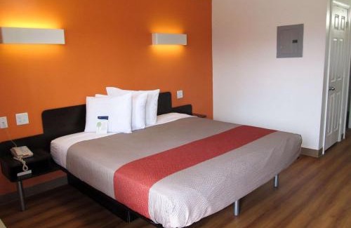 Wade Hampton Hotel | Motel 6-Greenville, SC