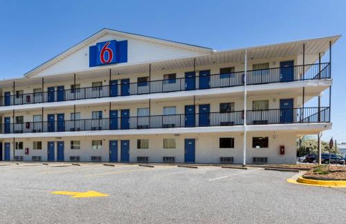 Wade Hampton Hotel | Motel 6-Greenville, SC