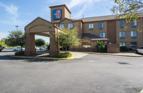 Wayne Hotel | Motel 6-Indianapolis, IN - Airport