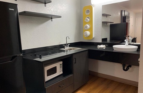 Bonanza Hotel | Motel 6 Laredo, TX - North I-35