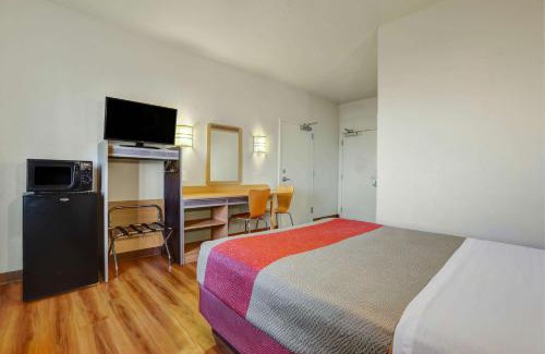 Lemoore Hotel | Motel 6-Lemoore, CA