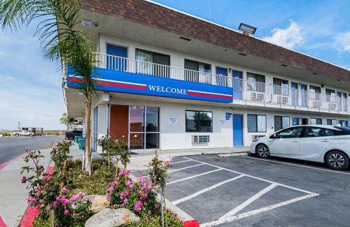 Lost Hills Hotel | Motel 6 Lost Hills/Buttonwillow Racetrack