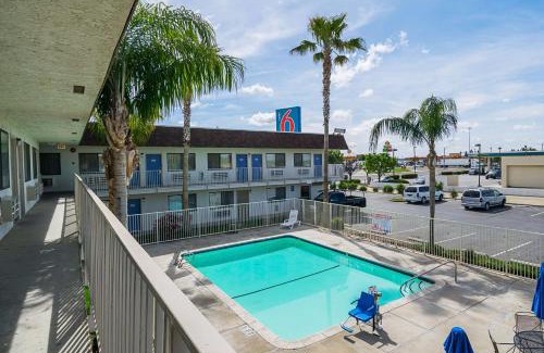 Lost Hills Hotel | Motel 6 Lost Hills/Buttonwillow Racetrack