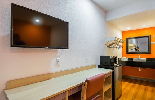 Lost Hills Hotel | Motel 6 Lost Hills, CA