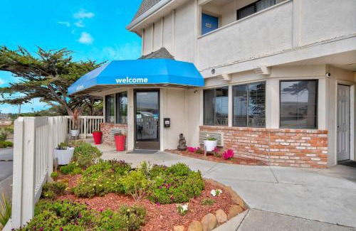 Marina Hotel | Motel 6-Marina, CA - Monterey