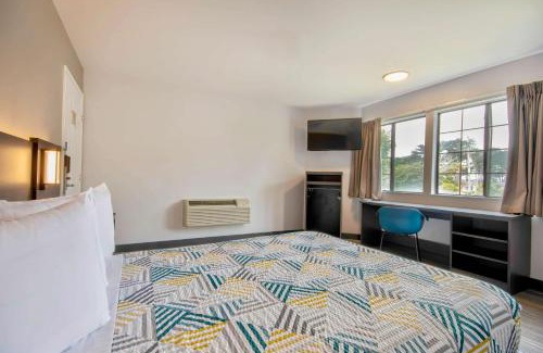 Marina Hotel | Motel 6-Marina, CA - Monterey