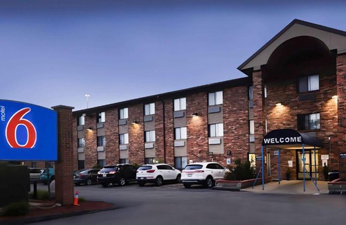 Glendale Hotel | Motel 6-Milwaukee, WI - Glendale