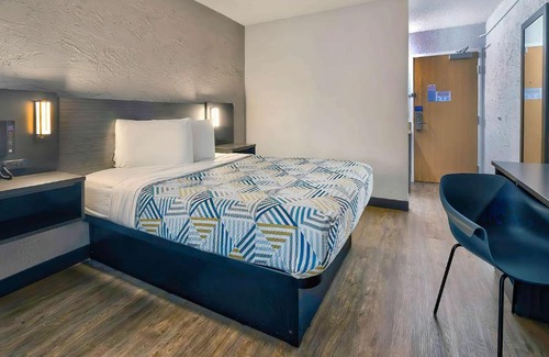 Glendale Hotel | Motel 6-Milwaukee, WI - Glendale