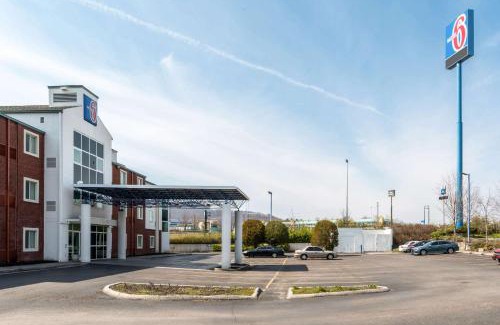 Newport Hotel | Motel 6-Newport, TN