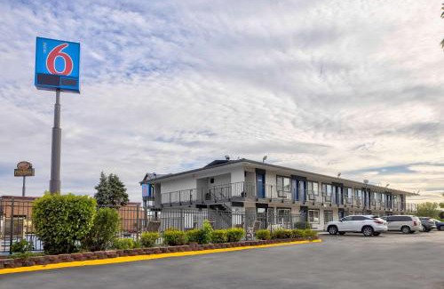 Oshkosh Hotel | Motel 6-Oshkosh, WI