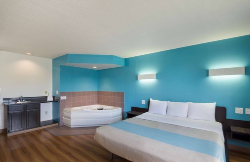Rothschild Hotel | Motel 6 Rothschild, WI