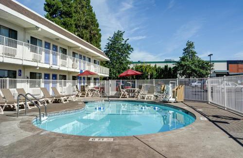 Salem Hotel | Motel 6-Salem, OR