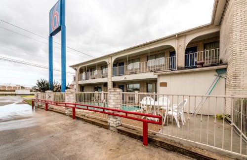 Arena District Hotel | Motel 6 San Antonio, TX - Frost Bank Center