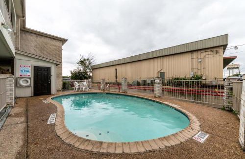 Arena District Hotel | Motel 6 San Antonio, TX - Frost Bank Center