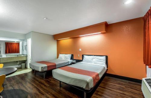 Arena District Hotel | Motel 6 San Antonio, TX - Frost Bank Center